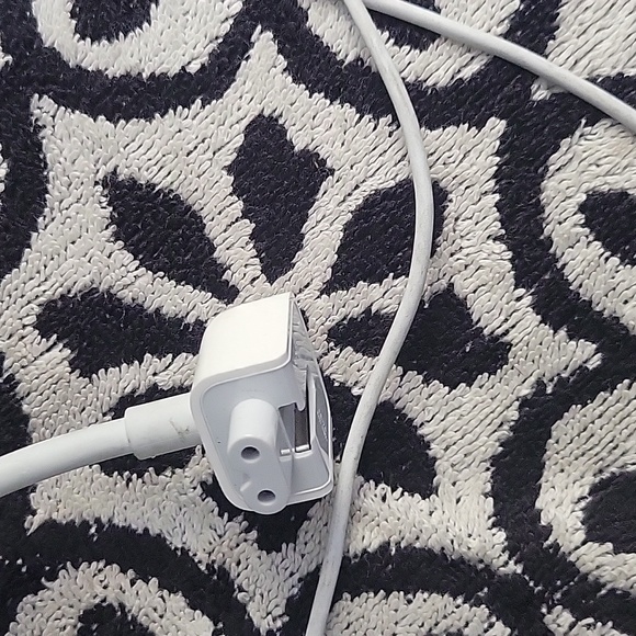 Apple 85 W Magsafe 2 Power Adapter for Mac book pro with retina display - Picture 4 of 9